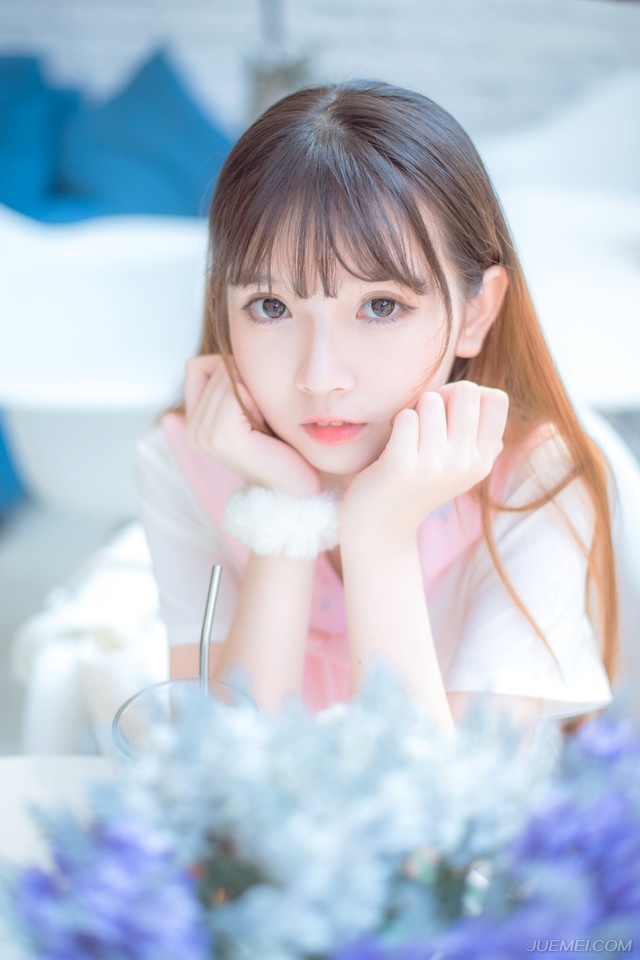 “谁知道他那么小气？”撇了撇嘴，小乔有些抱怨道。